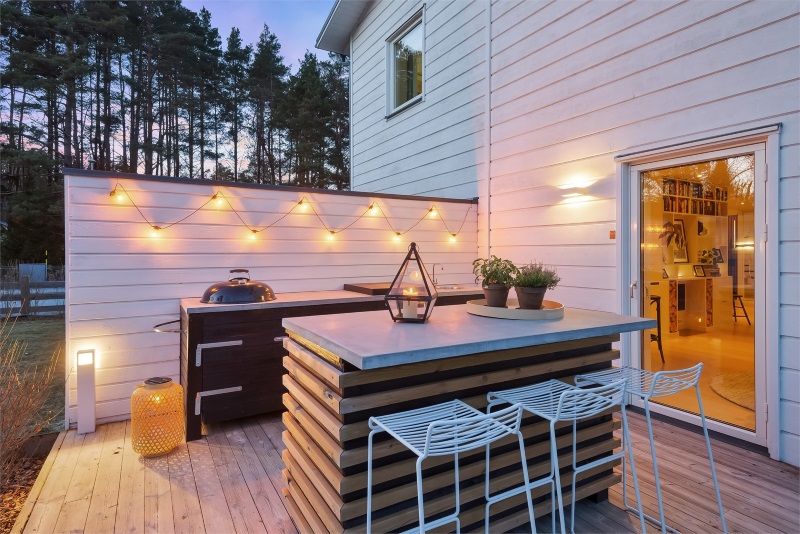 Byggnation av trädäck med staket. Kista Ärvinge